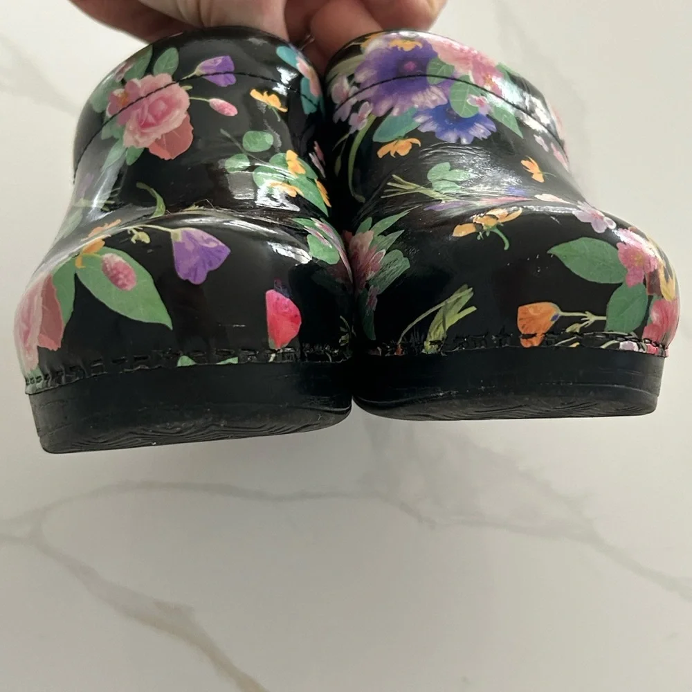 Dansko Black Multicolor Floral Garden Print Patent Leather Clogs Size 36 6 - Picture 7 of 8